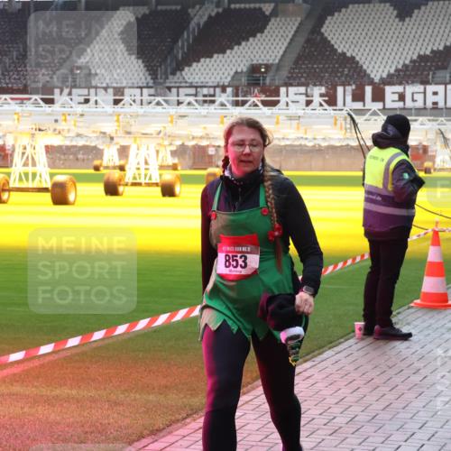 07.12.2025 - St. Pauli X-Mass-Run No. 15 Luisa Fischer http://msf.ph/oto/9391091 07.12.2025 11:04:05 Ziel 15, 853, 61, 64, 102, 109, 186, 222, 297, 505, 514, 719, 748, 853, 1551, 1850, 1853, 1857, 1860 meine-sportfotos.de