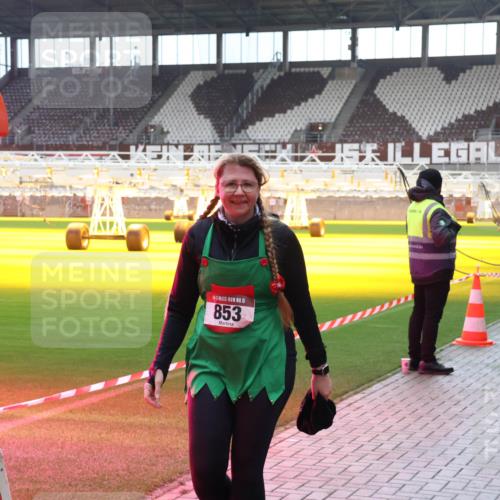 07.12.2025 - St. Pauli X-Mass-Run No. 15 Luisa Fischer http://msf.ph/oto/9391094 07.12.2025 11:04:06 Ziel 11, 15, 853, 61, 64, 102, 109, 186, 222, 297, 505, 514, 719, 853, 1551, 1850, 1853, 1857, 1860 meine-sportfotos.de