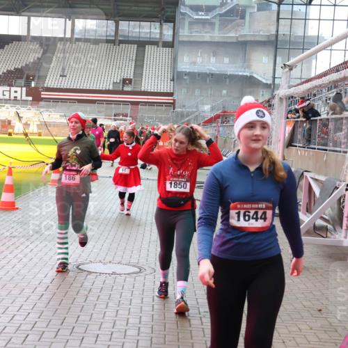 07.12.2025 - St. Pauli X-Mass-Run No. 15 Luisa Fischer http://msf.ph/oto/9391095 07.12.2025 11:04:07 Ziel 186, 61, 1850, 5, 1644, 61, 64, 102, 109, 186, 222, 297, 505, 514, 719, 853, 1551, 1850, 1853, 1857, 1860 meine-sportfotos.de