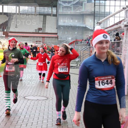 07.12.2025 - St. Pauli X-Mass-Run No. 15 Luisa Fischer http://msf.ph/oto/9391098 07.12.2025 11:04:08 Ziel 186, 61, 1850, 7, 5, 1644, 61, 64, 102, 109, 186, 222, 297, 505, 514, 719, 853, 1551, 1850, 1853, 1857, 1860 meine-sportfotos.de