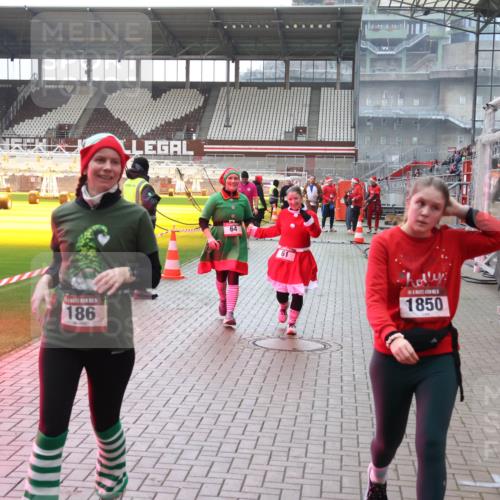 07.12.2025 - St. Pauli X-Mass-Run No. 15 Luisa Fischer http://msf.ph/oto/9391103 07.12.2025 11:04:09 Ziel 186, 64, 61, 1850, 61, 64, 102, 109, 186, 222, 297, 432, 505, 514, 719, 853, 1551, 1850, 1853, 1857, 1860 meine-sportfotos.de