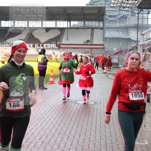 07.12.2025 - St. Pauli X-Mass-Run No. 15 Luisa Fischer http://msf.ph/oto/9391105 07.12.2025 11:04:10 Ziel 186, 64, 61, 1850, 61, 64, 102, 109, 186, 222, 297, 432, 505, 514, 719, 853, 1551, 1850, 1853, 1857, 1860 meine-sportfotos.de