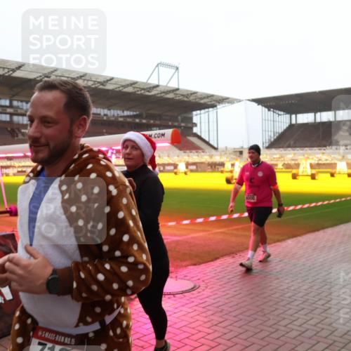 07.12.2025 - St. Pauli X-Mass-Run No. 15 Luisa Fischer http://msf.ph/oto/9391121 07.12.2025 11:04:20 Ziel 15, 4000, 102, 109, 215, 216, 222, 297, 432, 505, 514, 719, 734, 764, 1200, 1252, 1254, 1401, 1551, 1695, 1853, 1854, 1856, 1857, 1860 meine-sportfotos.de