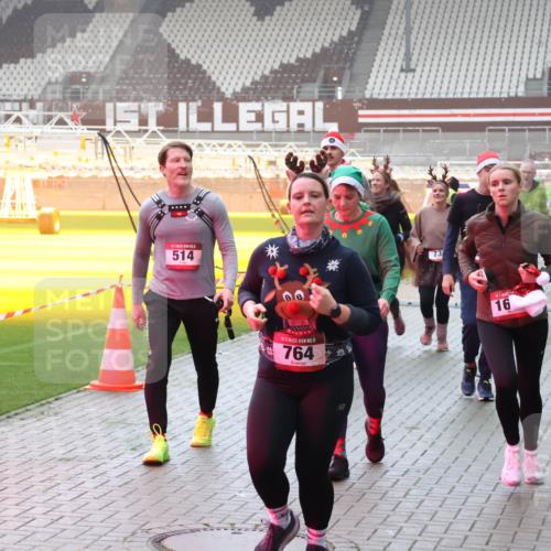 07.12.2025 - St. Pauli X-Mass-Run No. 15 Luisa Fischer http://msf.ph/oto/9391132 07.12.2025 11:04:37 Ziel 514, 15, 764, 73, 16, 102, 222, 126, 215, 216, 222, 285, 297, 305, 432, 505, 514, 700, 702, 719, 734, 740, 764, 1200, 1252, 1254, 1401, 1695, 1766, 1769, 1852, 1853, 1854, 1856, 1857, 1860 meine-sportfotos.de