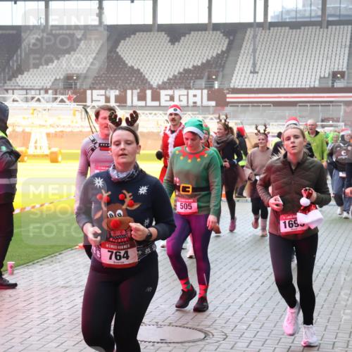 07.12.2025 - St. Pauli X-Mass-Run No. 15 Luisa Fischer http://msf.ph/oto/9391134 07.12.2025 11:04:38 Ziel 15, 764, 505, 169, 222, 126, 215, 216, 222, 285, 305, 432, 700, 702, 719, 734, 740, 764, 1200, 1252, 1254, 1401, 1695, 1766, 1769, 1852, 1853, 1854, 1856, 1857, 1860 meine-sportfotos.de