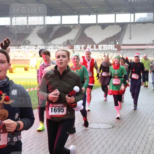 07.12.2025 - St. Pauli X-Mass-Run No. 15 Luisa Fischer http://msf.ph/oto/9391140 07.12.2025 11:04:39 Ziel 15, 764, 5, 1695, 1254, 216, 222, 126, 215, 216, 222, 285, 305, 432, 700, 702, 719, 734, 740, 764, 1200, 1252, 1254, 1401, 1695, 1766, 1769, 1852, 1853, 1854, 1856, 1857, 1860 meine-sportfotos.de