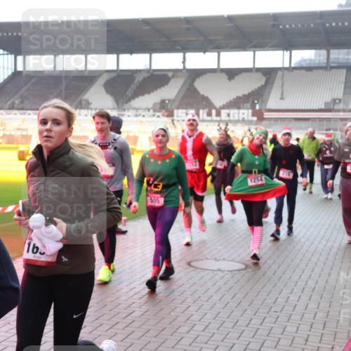 07.12.2025 - St. Pauli X-Mass-Run No. 15 Luisa Fischer http://msf.ph/oto/9391141 07.12.2025 11:04:40 Ziel 1, 505, 1254, 126, 215, 216, 222, 285, 305, 432, 700, 702, 719, 734, 740, 764, 1200, 1252, 1254, 1401, 1695, 1766, 1769, 1852, 1853, 1854, 1856, 1857, 1860 meine-sportfotos.de