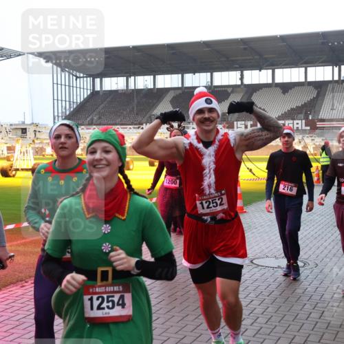 07.12.2025 - St. Pauli X-Mass-Run No. 15 Luisa Fischer http://msf.ph/oto/9391150 07.12.2025 11:04:42 Ziel 1, 15, 514, 15, 1254, 1200, 50, 1252, 216, 222, 10, 139, 126, 215, 216, 222, 285, 305, 361, 395, 432, 700, 702, 719, 734, 740, 764, 1200, 1252, 1254, 1401, 1643, 1695, 1766, 1769, 1852, 1853, 1854, 1856, 1857, 1860 meine-sportfotos.de