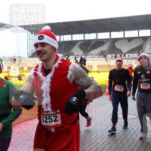 07.12.2025 - St. Pauli X-Mass-Run No. 15 Luisa Fischer http://msf.ph/oto/9391153 07.12.2025 11:04:43 Ziel 15, 505, 15, 1252, 216, 222, 139, 126, 215, 216, 222, 285, 305, 361, 395, 432, 700, 702, 719, 734, 740, 764, 1200, 1252, 1254, 1401, 1643, 1695, 1766, 1769, 1852, 1853, 1854, 1856, 1857, 1860 meine-sportfotos.de