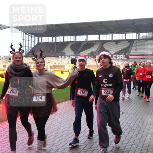 07.12.2025 - St. Pauli X-Mass-Run No. 15 Luisa Fischer http://msf.ph/oto/9391157 07.12.2025 11:04:44 Ziel 1, 1200, 216, 734, 222, 102, 14, 139, 3, 126, 215, 216, 222, 285, 305, 361, 395, 432, 700, 702, 719, 734, 740, 764, 1200, 1252, 1254, 1401, 1643, 1695, 1766, 1769, 1852, 1853, 1854, 1856, 1857, 1860 meine-sportfotos.de