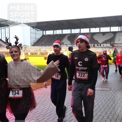 07.12.2025 - St. Pauli X-Mass-Run No. 15 Luisa Fischer http://msf.ph/oto/9391159 07.12.2025 11:04:44 Ziel 15, 1200, 15, 734, 34, 16, 1, 222, 297, 139, 132, 102, 126, 215, 216, 222, 285, 305, 361, 395, 432, 700, 702, 719, 734, 740, 764, 1200, 1252, 1254, 1401, 1643, 1695, 1766, 1769, 1852, 1853, 1854, 1856, 1857, 1860 meine-sportfotos.de