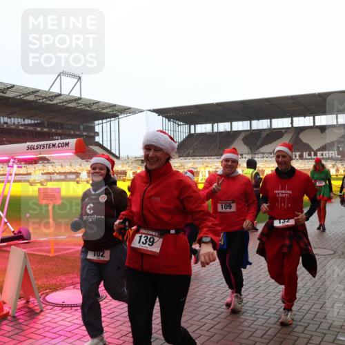 07.12.2025 - St. Pauli X-Mass-Run No. 15 Luisa Fischer http://msf.ph/oto/9391166 07.12.2025 11:04:47 Ziel 109, 15, 139, 102, 285, 132, 126, 215, 216, 222, 285, 305, 361, 395, 432, 700, 702, 734, 740, 764, 1200, 1252, 1254, 1401, 1643, 1695, 1766, 1769, 1852, 1854, 1856, 2791, 3719 meine-sportfotos.de