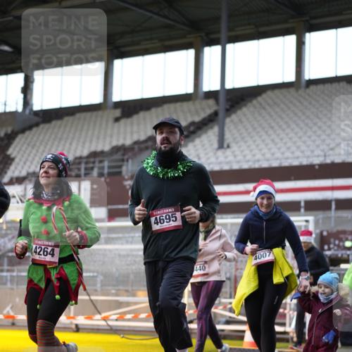07.12.2025 - St. Pauli X-Mass-Run No. 15 Patografie http://msf.ph/oto/9391183 07.12.2025 10:29:23 Ziel 450, 458, 1039, 1373, 1548, 1550, 1677, 1842, 2001, 3080, 3115, 3470, 4007, 4009, 4264, 4266, 4293, 4296, 4440, 4531, 4695 meine-sportfotos.de