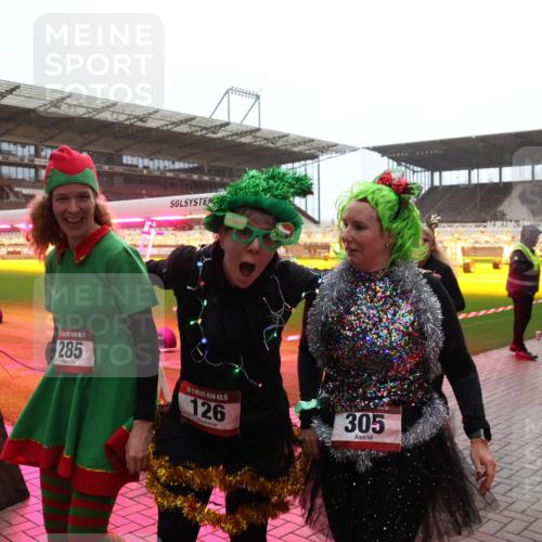 07.12.2025 - St. Pauli X-Mass-Run No. 15 Luisa Fischer http://msf.ph/oto/9391190 07.12.2025 11:04:56 Ziel 15, 285, 15, 126, 305, 33, 126, 215, 216, 285, 305, 361, 395, 432, 700, 702, 734, 740, 764, 1200, 1252, 1254, 1401, 1643, 1695, 1766, 1769, 1852, 1854, 1856, 2791, 2919, 3719, 4561, 4563, 4565, 4566, 4567, 4568, 4569, 4570, 4571, 4573, 4576, 4577, 4578 meine-sportfotos.de