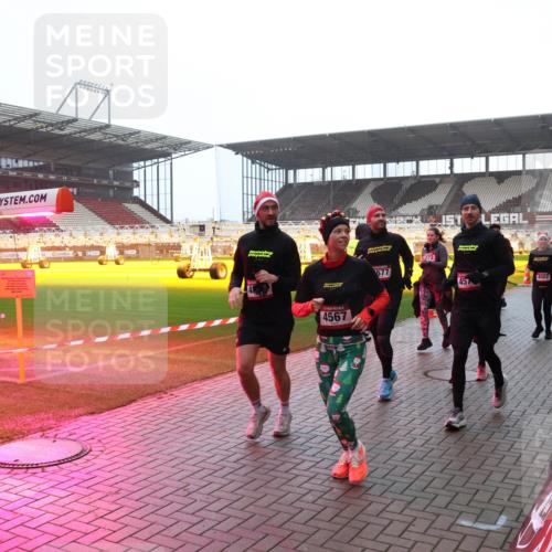 07.12.2025 - St. Pauli X-Mass-Run No. 15 Luisa Fischer http://msf.ph/oto/9391210 07.12.2025 11:05:19 Ziel 572, 577, 457, 4562, 4567, 33, 117, 128, 200, 201, 361, 395, 889, 1152, 1212, 1411, 1643, 2791, 2919, 3719, 4561, 4562, 4563, 4565, 4566, 4567, 4568, 4569, 4570, 4571, 4572, 4573, 4575, 4576, 4577, 4578 meine-sportfotos.de