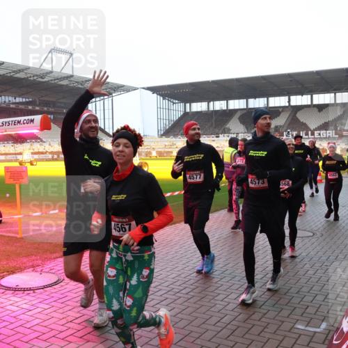 07.12.2025 - St. Pauli X-Mass-Run No. 15 Luisa Fischer http://msf.ph/oto/9391213 07.12.2025 11:05:20 Ziel 4567, 4572, 4577, 4562, 4573, 568, 33, 117, 128, 200, 201, 361, 395, 889, 1152, 1212, 1411, 1630, 1643, 2791, 2919, 3719, 4561, 4562, 4563, 4565, 4566, 4567, 4568, 4569, 4570, 4571, 4572, 4573, 4575, 4576, 4577, 4578 meine-sportfotos.de