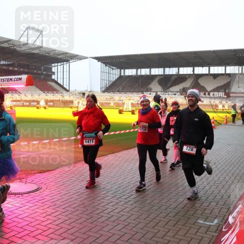 07.12.2025 - St. Pauli X-Mass-Run No. 15 Luisa Fischer http://msf.ph/oto/9391232 07.12.2025 11:05:31 Ziel 1852, 30, 1411, 1212, 128, 33, 117, 128, 200, 201, 434, 889, 1152, 1212, 1411, 1492, 1600, 1630, 2791, 2919, 3719, 4561, 4562, 4563, 4565, 4566, 4567, 4568, 4569, 4570, 4571, 4572, 4573, 4575, 4576, 4577, 4578 meine-sportfotos.de