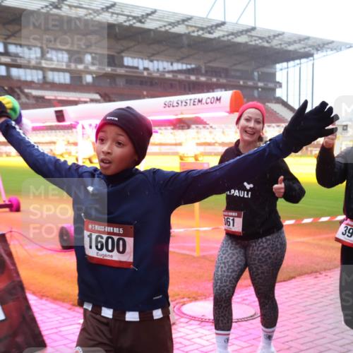 07.12.2025 - St. Pauli X-Mass-Run No. 15 Luisa Fischer http://msf.ph/oto/9391261 07.12.2025 11:05:48 Ziel 1, 15, 1600, 361, 395, 117, 128, 199, 200, 201, 434, 831, 889, 1046, 1049, 1152, 1212, 1311, 1411, 1492, 1600, 1630, 1840, 1841, 2006, 2884 meine-sportfotos.de