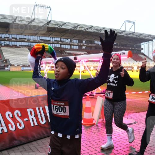 07.12.2025 - St. Pauli X-Mass-Run No. 15 Luisa Fischer http://msf.ph/oto/9391262 07.12.2025 11:05:48 Ziel 15, 1600, 395, 361, 117, 128, 199, 200, 201, 434, 831, 889, 1046, 1049, 1152, 1212, 1311, 1411, 1492, 1600, 1630, 1840, 1841, 2006, 2884 meine-sportfotos.de