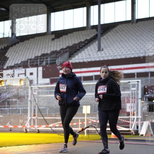 07.12.2025 - St. Pauli X-Mass-Run No. 15 Patografie http://msf.ph/oto/9391302 07.12.2025 10:30:34 Ziel 1698, 1700, 2537, 2910, 4845, 4847 meine-sportfotos.de