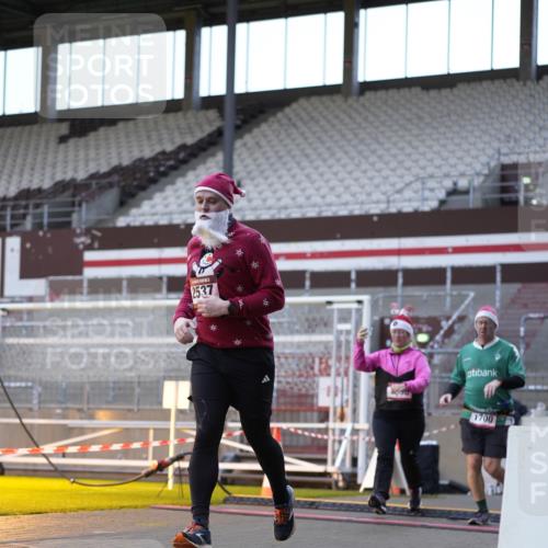 07.12.2025 - St. Pauli X-Mass-Run No. 15 Patografie http://msf.ph/oto/9391305 07.12.2025 10:30:37 Ziel 608, 1698, 1700, 2537, 3936, 3940, 4845, 4847 meine-sportfotos.de