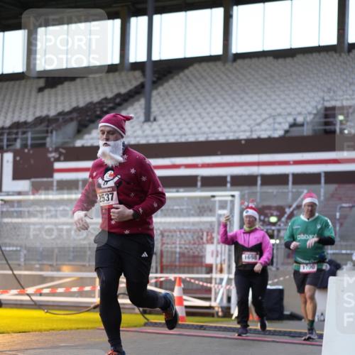 07.12.2025 - St. Pauli X-Mass-Run No. 15 Patografie http://msf.ph/oto/9391306 07.12.2025 10:30:37 Ziel 608, 1698, 1700, 2537, 3936, 3940, 4845, 4847 meine-sportfotos.de