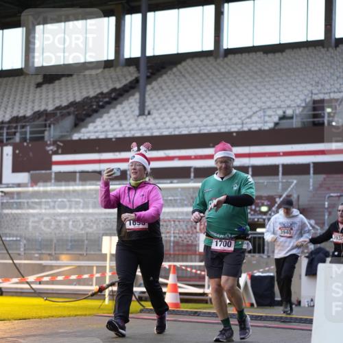 07.12.2025 - St. Pauli X-Mass-Run No. 15 Patografie http://msf.ph/oto/9391308 07.12.2025 10:30:38 Ziel 594, 601, 608, 1698, 1700, 2537, 3936, 3940, 4845, 4847 meine-sportfotos.de
