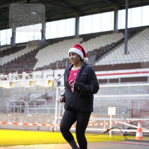 07.12.2025 - St. Pauli X-Mass-Run No. 15 Patografie http://msf.ph/oto/9391432 07.12.2025 10:34:22 Ziel 2212, 2639, 3389, 3390 meine-sportfotos.de