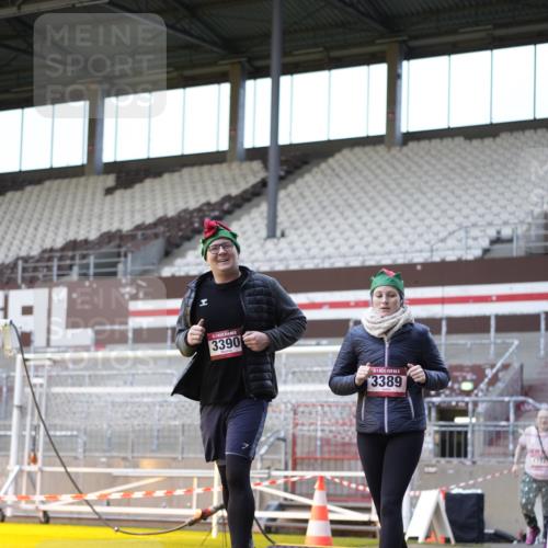 07.12.2025 - St. Pauli X-Mass-Run No. 15 Patografie http://msf.ph/oto/9391433 07.12.2025 10:34:27 Ziel 2212, 2639, 3389, 3390, 4316, 4317, 4336, 4337 meine-sportfotos.de