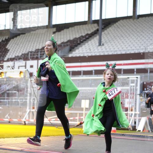 07.12.2025 - St. Pauli X-Mass-Run No. 15 Patografie http://msf.ph/oto/9391450 07.12.2025 10:34:43 Ziel 137, 493, 578, 4276, 4277, 4309, 4310, 4316, 4317, 4336, 4337 meine-sportfotos.de