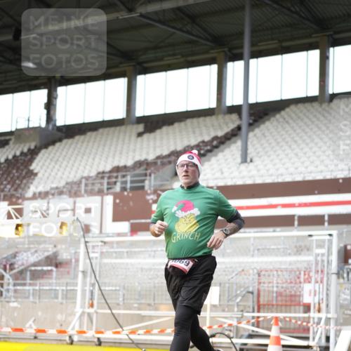 07.12.2025 - St. Pauli X-Mass-Run No. 15 Patografie http://msf.ph/oto/9391540 07.12.2025 10:37:46 Ziel 3069, 4872 meine-sportfotos.de