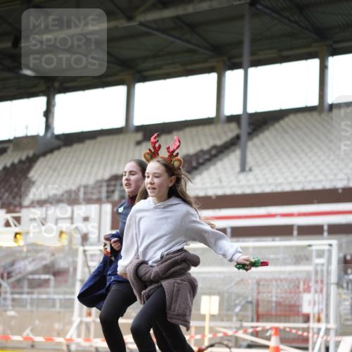 07.12.2025 - St. Pauli X-Mass-Run No. 15 Patografie http://msf.ph/oto/9391672 07.12.2025 10:41:12 Ziel 449, 545, 575, 1153, 2330, 2331, 3047, 3951, 4617 meine-sportfotos.de