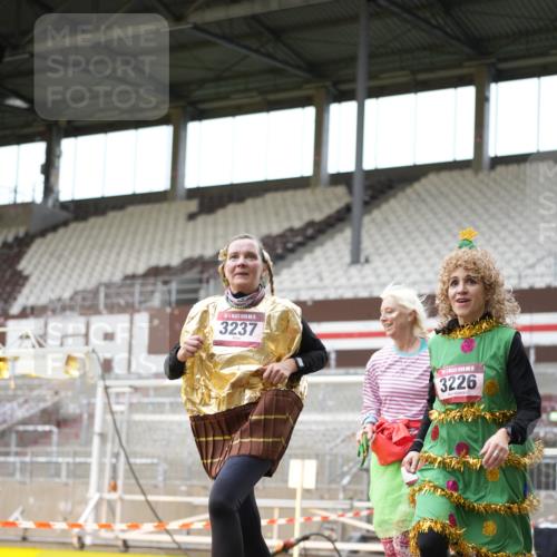 07.12.2025 - St. Pauli X-Mass-Run No. 15 Patografie http://msf.ph/oto/9391799 07.12.2025 10:43:25 Ziel 74, 559, 1053, 1616, 2459, 2487, 2647, 2726, 3022, 3038, 3226, 3237, 4104 meine-sportfotos.de