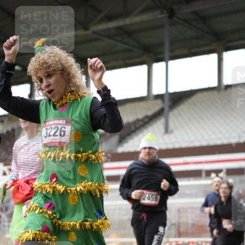 07.12.2025 - St. Pauli X-Mass-Run No. 15 Patografie http://msf.ph/oto/9391802 07.12.2025 10:43:25 Ziel 74, 559, 1053, 1616, 2459, 2487, 2647, 2726, 3022, 3038, 3226, 3237, 4104 meine-sportfotos.de