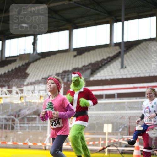 07.12.2025 - St. Pauli X-Mass-Run No. 15 Patografie http://msf.ph/oto/9391891 07.12.2025 10:45:15 Ziel 82, 401, 430, 467, 631, 636, 1096, 1245, 1415, 1419, 1546, 2086, 2158, 2220, 2355, 2356, 2524, 2525, 2535, 2926, 2934, 3350 meine-sportfotos.de