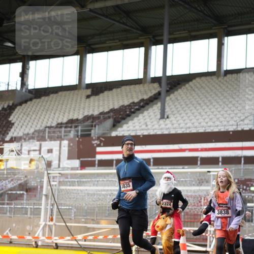 07.12.2025 - St. Pauli X-Mass-Run No. 15 Patografie http://msf.ph/oto/9391907 07.12.2025 10:45:37 Ziel 1823, 2076, 2218, 2324, 2326, 3835, 3838, 4762, 4854, 4860 meine-sportfotos.de