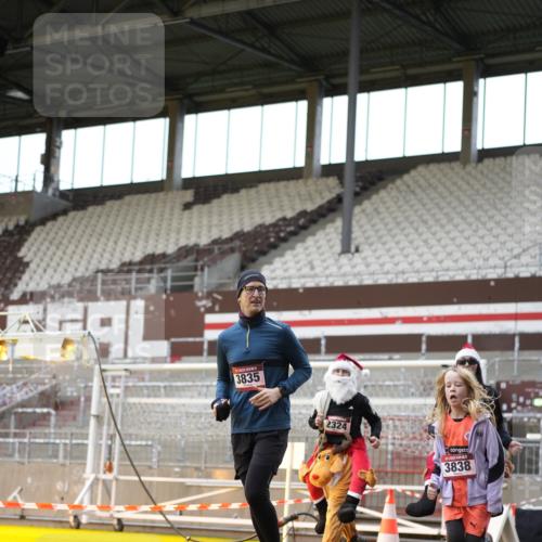 07.12.2025 - St. Pauli X-Mass-Run No. 15 Patografie http://msf.ph/oto/9391908 07.12.2025 10:45:37 Ziel 1823, 2076, 2218, 2324, 2326, 3835, 3838, 4762, 4854, 4860 meine-sportfotos.de