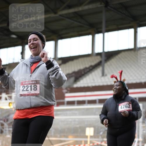 07.12.2025 - St. Pauli X-Mass-Run No. 15 Patografie http://msf.ph/oto/9391913 07.12.2025 10:45:39 Ziel 1823, 2076, 2079, 2089, 2218, 2324, 2326, 3835, 3838, 4762, 4854, 4860 meine-sportfotos.de