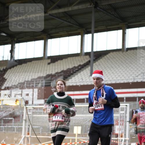 07.12.2025 - St. Pauli X-Mass-Run No. 15 Patografie http://msf.ph/oto/9391922 07.12.2025 10:45:49 Ziel 1041, 1715, 2076, 2079, 2080, 2089, 2218, 2324, 2326, 2423, 2733, 2734, 3835, 3838, 4616, 4619, 4620, 4762 meine-sportfotos.de