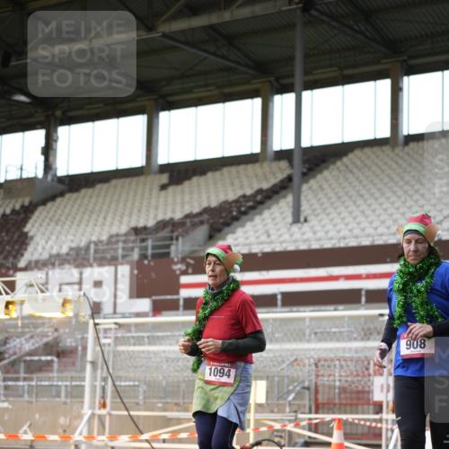 07.12.2025 - St. Pauli X-Mass-Run No. 15 Patografie http://msf.ph/oto/9391935 07.12.2025 10:45:56 Ziel 908, 1041, 1094, 1715, 2076, 2079, 2080, 2089, 2423, 2733, 2734, 4616, 4619, 4620 meine-sportfotos.de