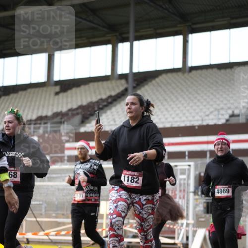 07.12.2025 - St. Pauli X-Mass-Run No. 15 Patografie http://msf.ph/oto/9392047 07.12.2025 10:47:23 Ziel 60, 78, 309, 522, 523, 1182, 1847, 1848, 1863, 2200, 2683, 2684, 3101, 3102, 3104, 3105, 3360, 4853, 4868, 4869 meine-sportfotos.de