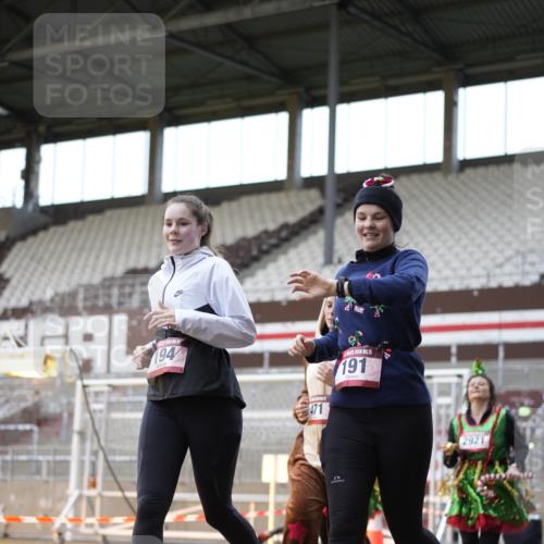 07.12.2025 - St. Pauli X-Mass-Run No. 15 Patografie http://msf.ph/oto/9392159 07.12.2025 10:49:04 Ziel 191, 194, 379, 471, 1019, 1155, 1164, 1166, 1370, 1372, 2921, 2933, 3369 meine-sportfotos.de