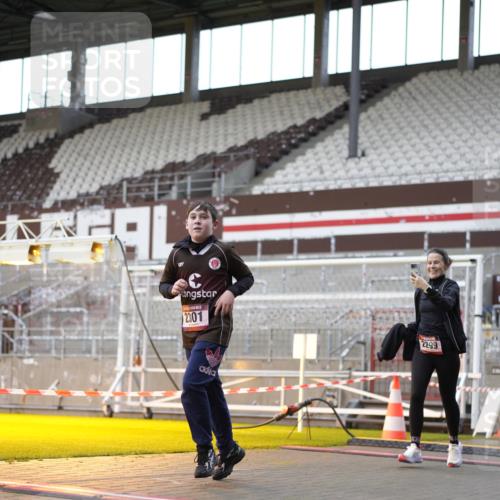07.12.2025 - St. Pauli X-Mass-Run No. 15 Patografie http://msf.ph/oto/9392183 07.12.2025 10:49:23 Ziel 157, 890, 1179, 1273, 1274, 1372, 1663, 2299, 2301, 2421, 2764, 2765, 3366 meine-sportfotos.de
