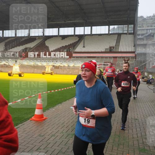 07.12.2025 - St. Pauli X-Mass-Run No. 15 Fabian Wolf http://msf.ph/oto/9392230 07.12.2025 10:09:02 Ziel 19, 390, 786, 1176, 1461, 1465, 1570, 1575, 1576, 2126, 2521, 3300, 3484, 3891, 3904, 3907, 4066, 4067, 4068, 4113 meine-sportfotos.de