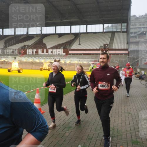 07.12.2025 - St. Pauli X-Mass-Run No. 15 Fabian Wolf http://msf.ph/oto/9392233 07.12.2025 10:09:03 Ziel 19, 786, 1176, 1461, 1465, 1570, 1575, 1576, 2126, 3300, 3484, 3891, 3904, 3907, 4066, 4067, 4068, 4113 meine-sportfotos.de