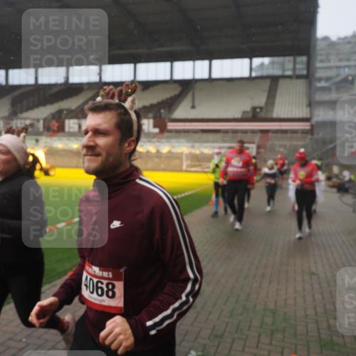 07.12.2025 - St. Pauli X-Mass-Run No. 15 Fabian Wolf http://msf.ph/oto/9392236 07.12.2025 10:09:03 Ziel 19, 786, 1176, 1461, 1465, 1570, 1575, 1576, 2126, 3300, 3484, 3891, 3904, 3907, 4066, 4067, 4068, 4113 meine-sportfotos.de