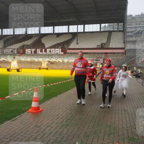 07.12.2025 - St. Pauli X-Mass-Run No. 15 Fabian Wolf http://msf.ph/oto/9392240 07.12.2025 10:09:05 Ziel 19, 786, 1461, 1465, 1570, 1575, 1576, 2126, 3300, 3484, 3891, 3904, 3907, 4066, 4067, 4068, 4113, 4666 meine-sportfotos.de