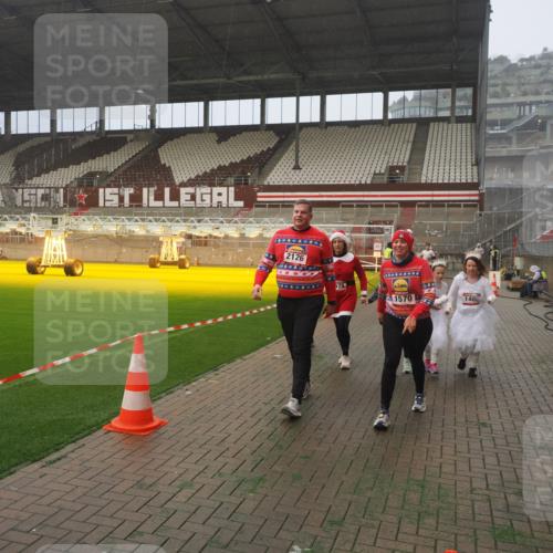 07.12.2025 - St. Pauli X-Mass-Run No. 15 Fabian Wolf http://msf.ph/oto/9392241 07.12.2025 10:09:05 Ziel 19, 786, 1461, 1465, 1570, 1575, 1576, 2126, 3300, 3484, 3891, 3904, 3907, 4066, 4067, 4068, 4113, 4666 meine-sportfotos.de