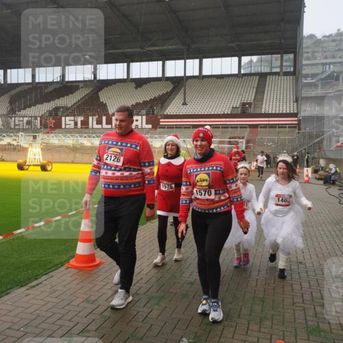 07.12.2025 - St. Pauli X-Mass-Run No. 15 Fabian Wolf http://msf.ph/oto/9392247 07.12.2025 10:09:06 Ziel 19, 786, 1461, 1465, 1570, 1575, 1576, 2126, 3300, 3484, 3891, 3907, 4066, 4067, 4068, 4113, 4666 meine-sportfotos.de