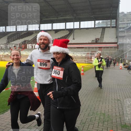 07.12.2025 - St. Pauli X-Mass-Run No. 15 Fabian Wolf http://msf.ph/oto/9392285 07.12.2025 10:09:21 Ziel 881, 896, 899, 960, 1243, 1248, 1718, 3493, 3756, 4113, 4666 meine-sportfotos.de